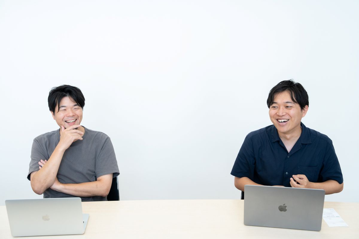 笑顔で談笑する阿部氏と金子氏