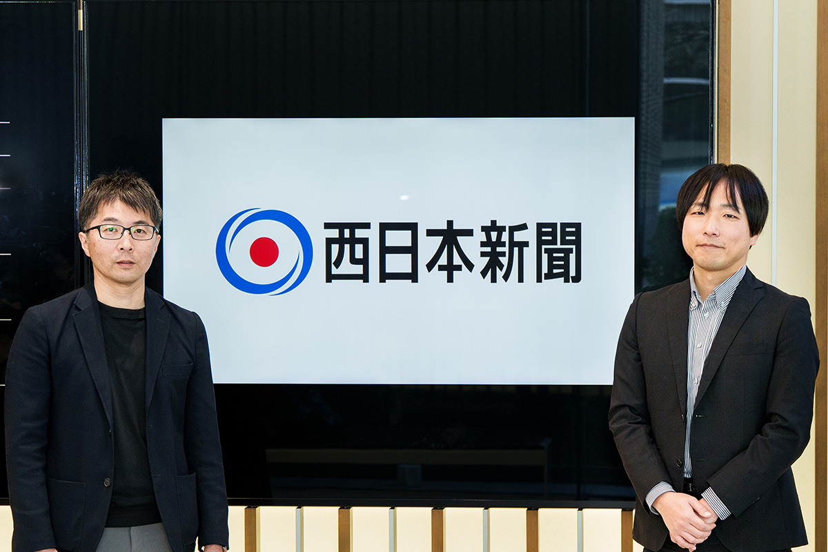 西日本新聞社エントランス：村重剛弘氏、永田浩司氏