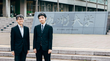 九州大学の担当者2名が写っている写真