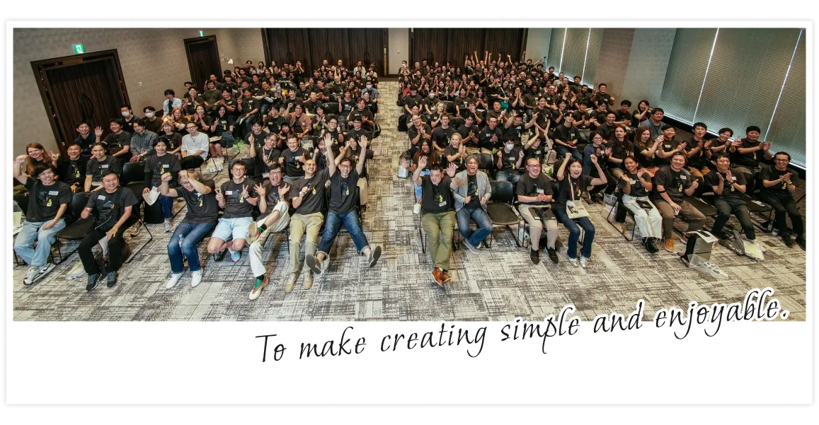 ヌーラボ社員が写っている集合写真。ヌーラボのミッションである「To make creating simple and enjoyable.」（創造を易しく 楽しくする）が右下に記載されている。