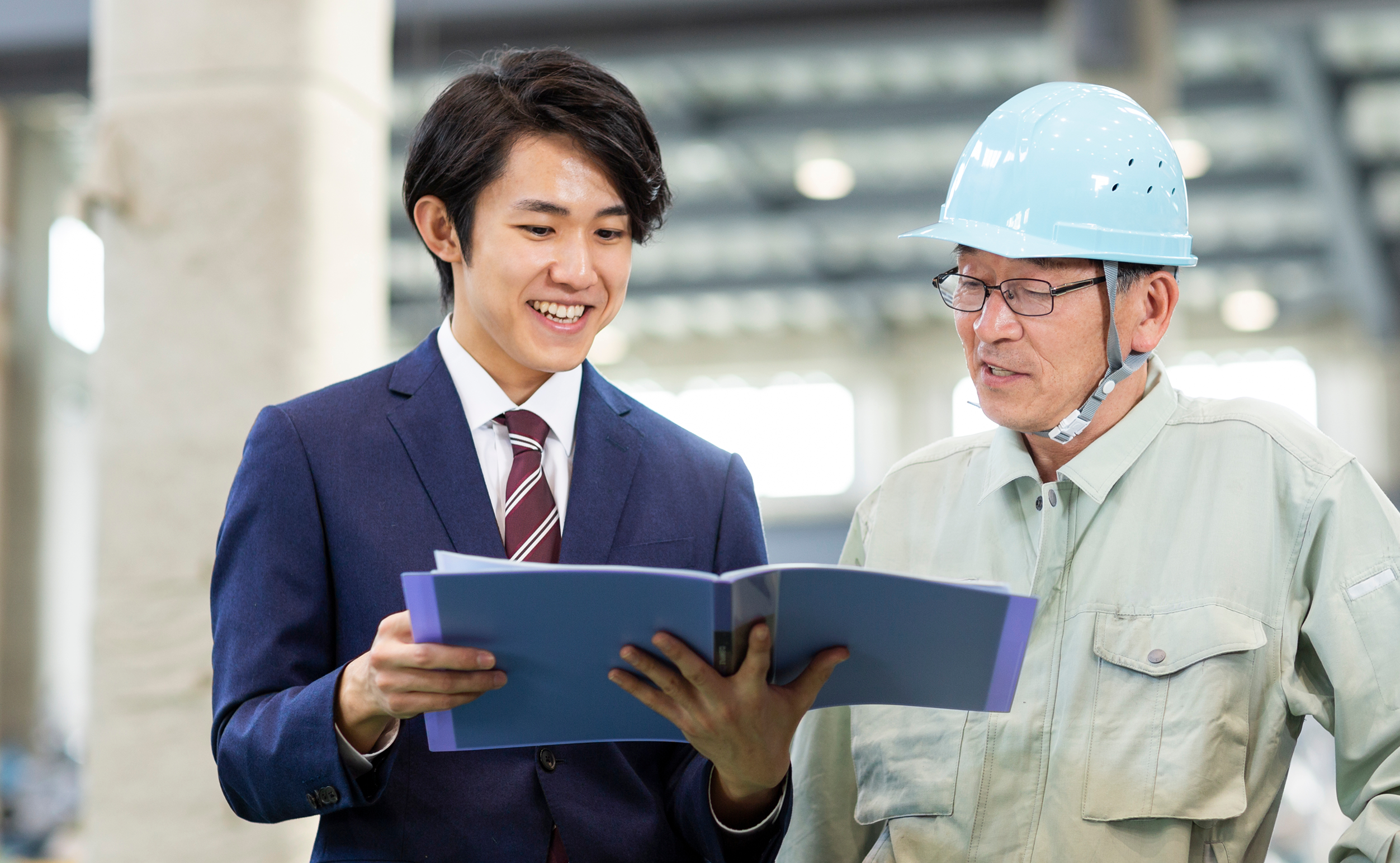 製造現場で話す二人